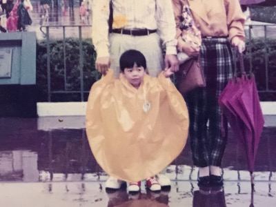 3歳のころ。雨の日、黄色いレインコートを着たたけるん
